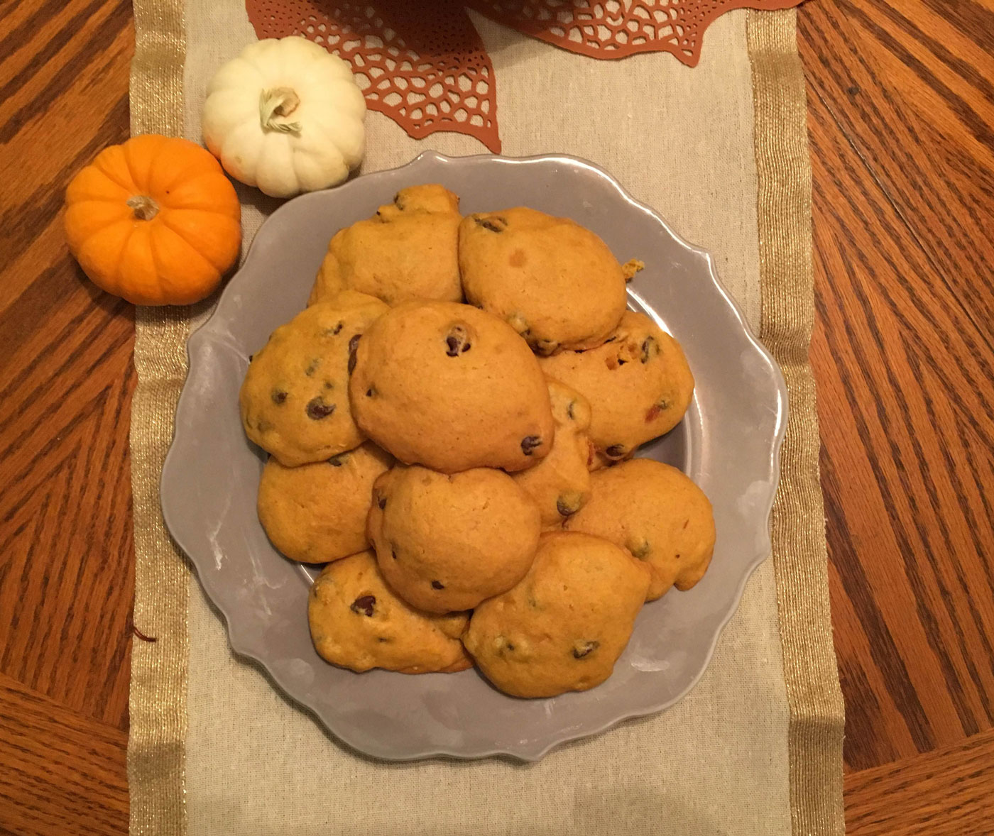 pumpkin-choc-cookies-above